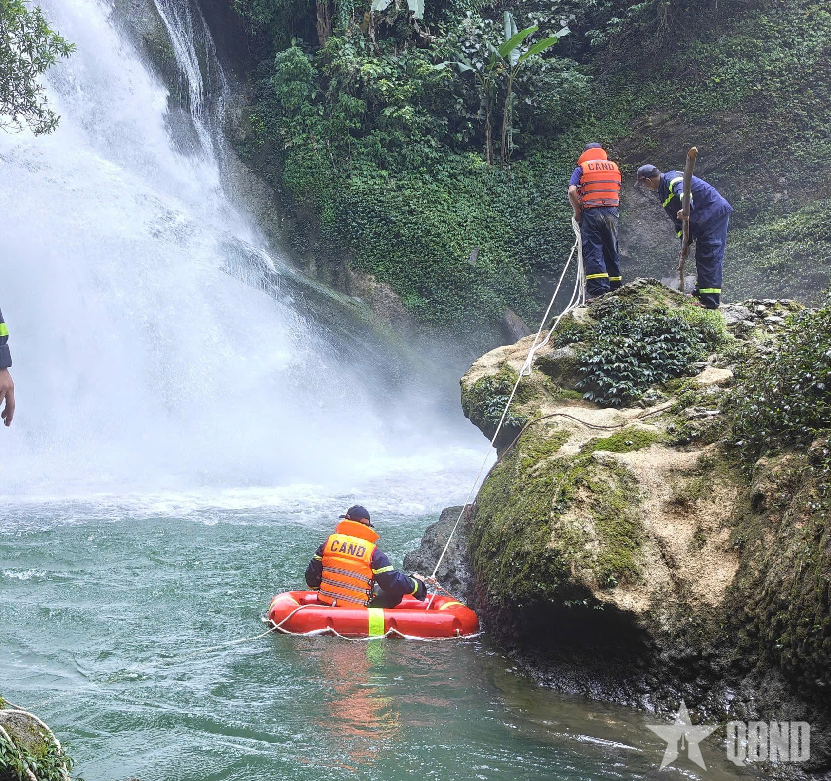 Tuyên Quang: Khẩn trương tìm kiếm du khách bị mất tích tại thác Khâu Làn